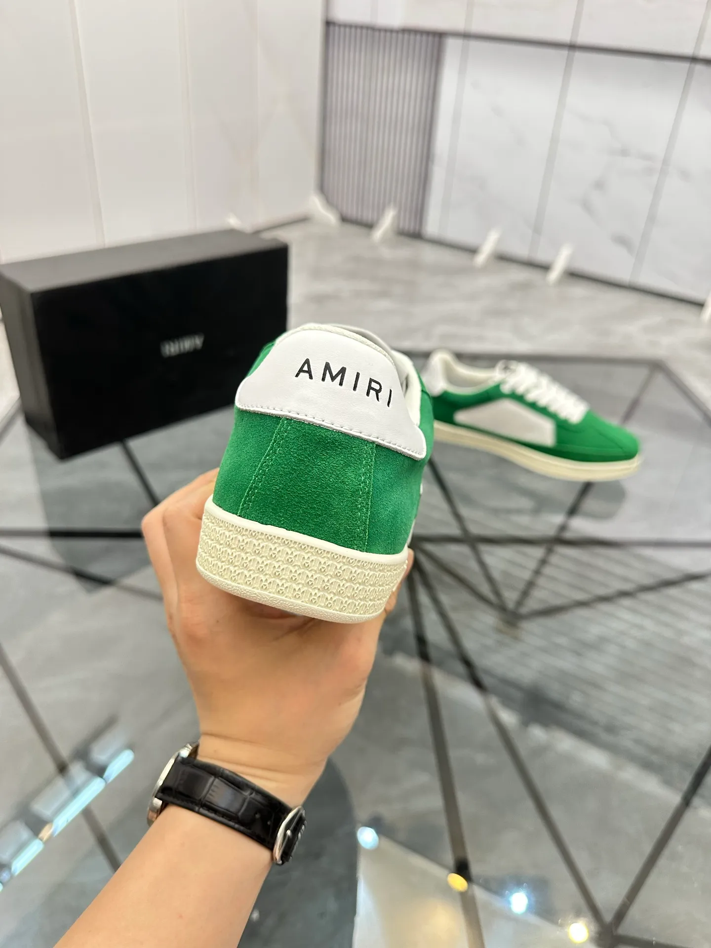 Men's shoes: 💰P420¥ Product trademark: AMIRI* "Amir*" low-top casual shoes Regular size: 38-45 (can be customized to 46) Product material: imported nubuck leather upper, breathable lining, original outsole. Number: 001